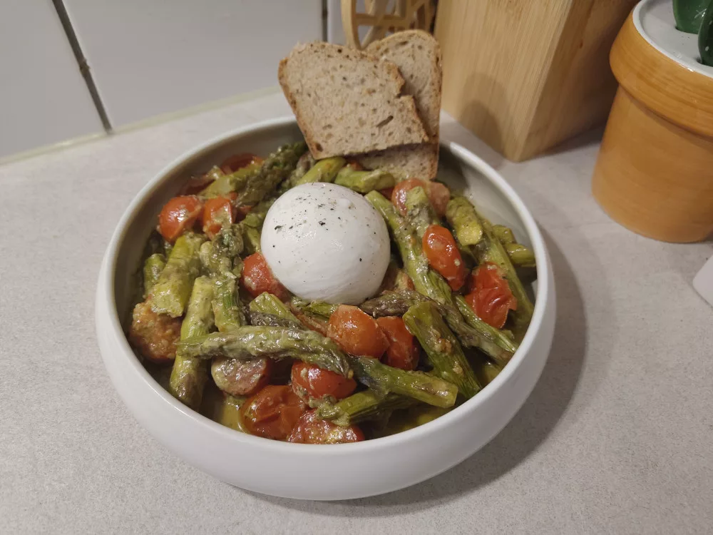 Gebackener Spargel und Tomaten mit Pesto-Marinade mit Burrata und Brot - angerichtet in einer Schüssel