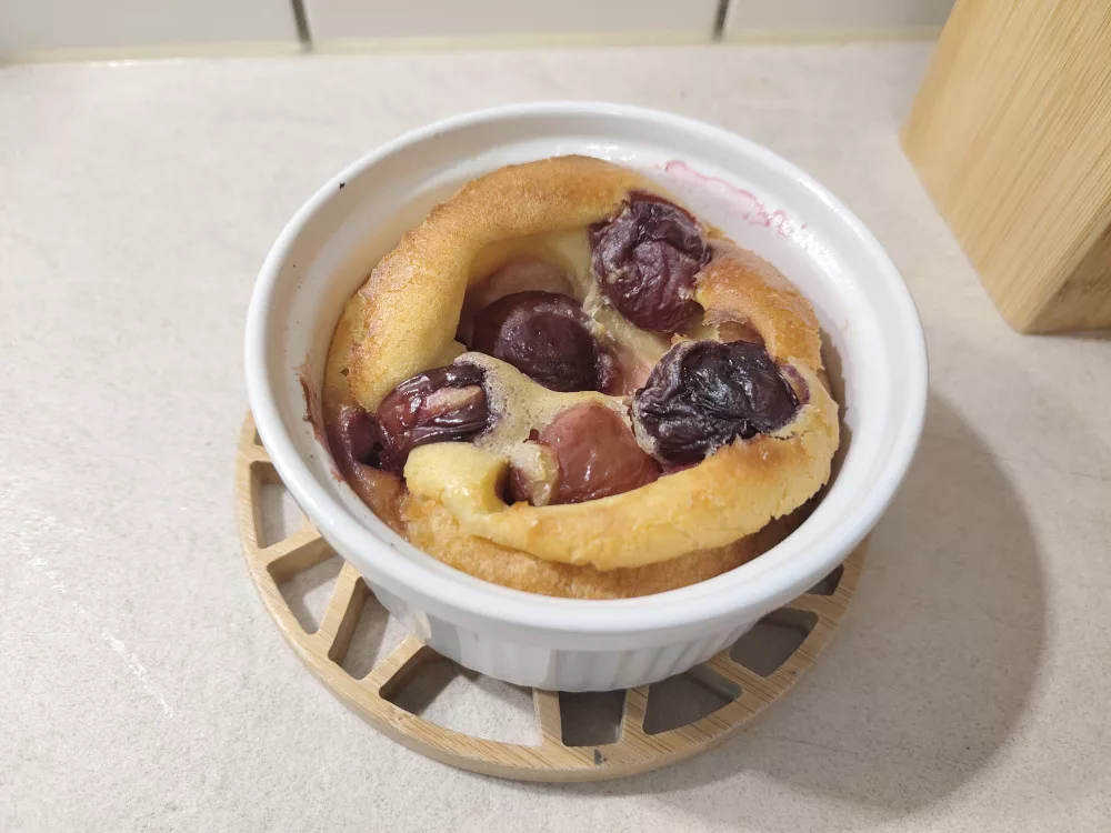 Ein fertig gebackener Clafoutis in einer kleinen Form.