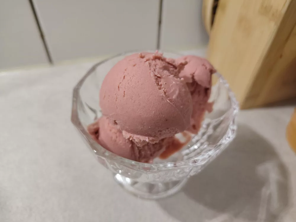 Erdbeer-Rhabarber Eiscreme (ca. 6 Kugeln)