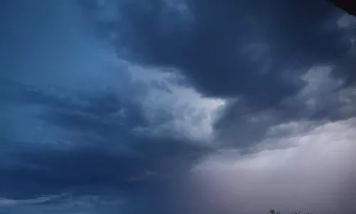Ein Blitz erhellt die Wolken am Abendhimmel