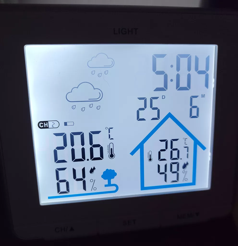 Foto der Angaben einer Wetterstation um 05:04 am 25.06.2026 mit einer Außentemperatur von 20,6 und einer Innentemperatur von 26,7 Grad.