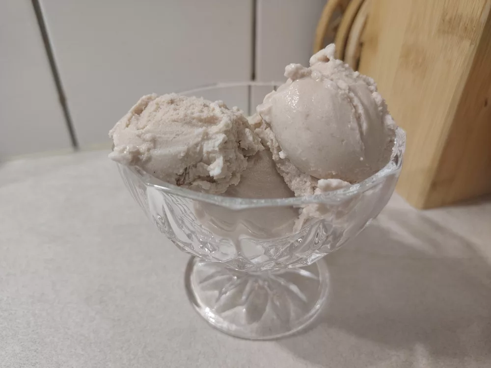 Ein paar Kugeln der Chai Eiscreme in einer gläsernen Dessertschale.