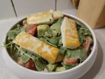 Eine Portion des Salats mit ein paar Stücken gebratenen Halloumi