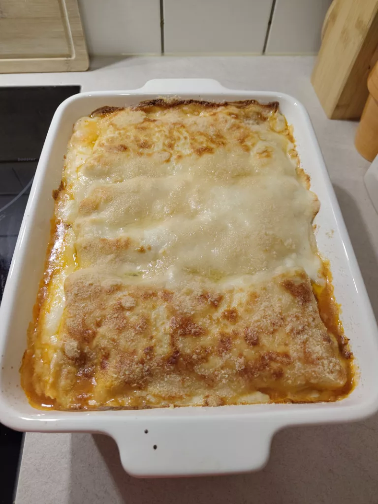 Die Lasagne fertig gebacken in der Form. Die Oberfläche hat eine schöne Bräunung erhalten