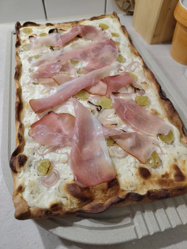 Der Flammkuchen, fertig gebacken, wurde mit dem Schwarzwälder Schinken belegt.