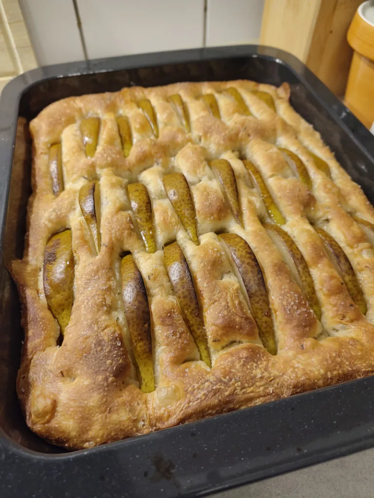 Die fertige Focaccia noch in der Form.