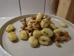 Gebratene Gnocchi mit Pfifferlingen und Salbei auf einem Teller.