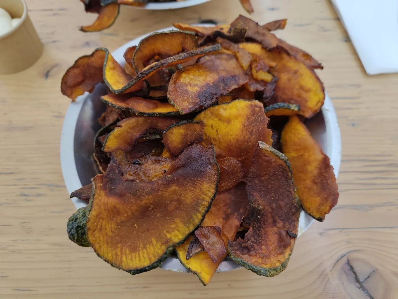 Dünne Kürbisscheiben wurden frittiert und mit Gewürz bestreut.