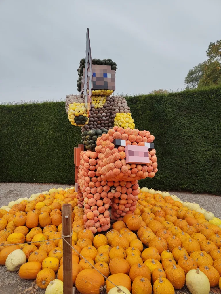 Ein Minecraft Krieger auf einem rosa Schwein, beides aus Kürbissen geformt und gestaltet.